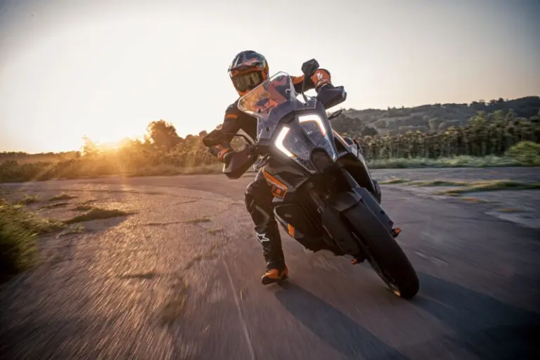 483663 MY23 KTM 1290 SUPER ADVENTURE S Action CAT A EU Global