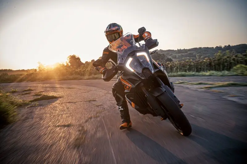 483663 MY23 KTM 1290 SUPER ADVENTURE S Action CAT A EU Global