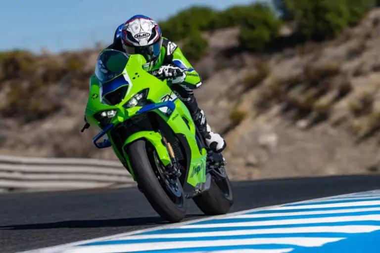MY26 Ninja ZX 10R Action 1 1024x683
