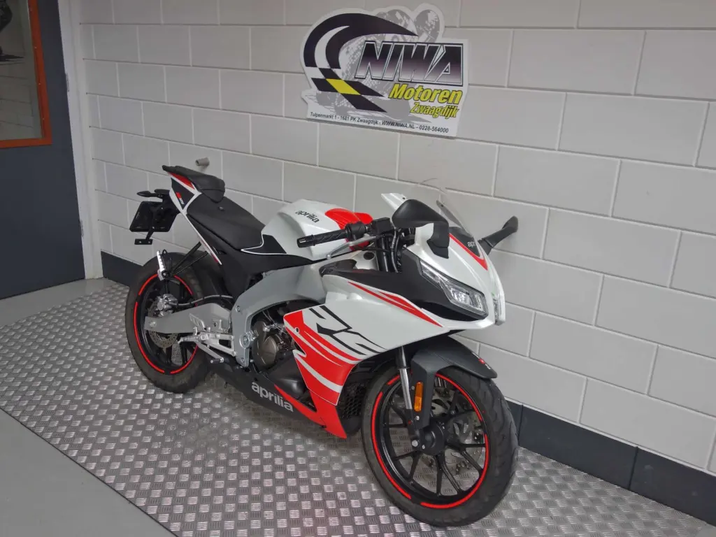 Nieuwe Aprilia RS 125 sport met 124cc motor uit 2026 bij NIWA Motoren