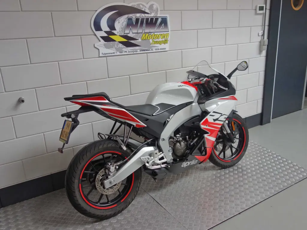 Nieuwe Aprilia RS 125 sport met 124cc motor uit 2026 bij NIWA Motoren