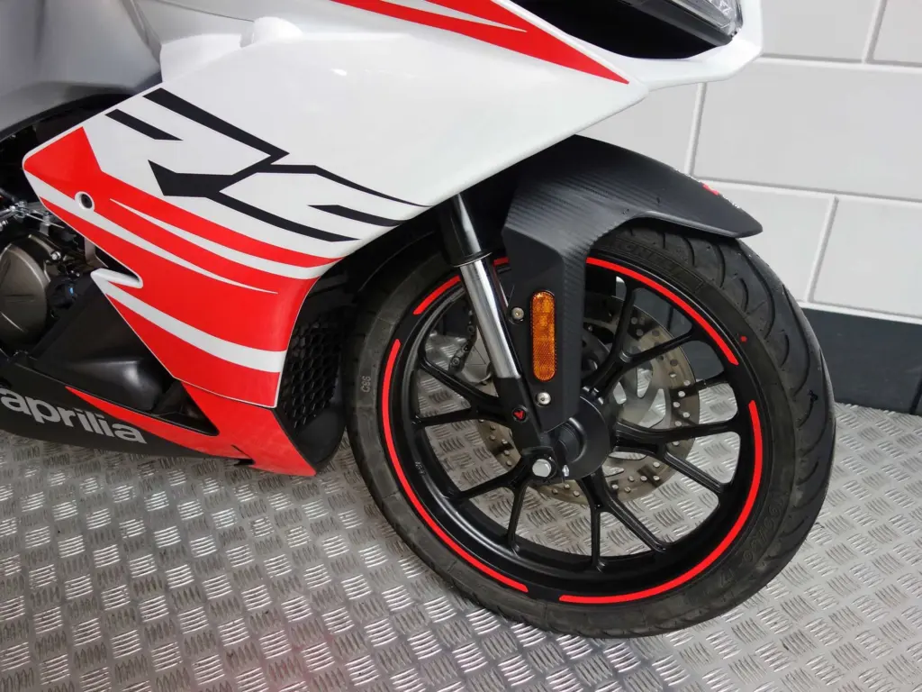 Nieuwe Aprilia RS 125 sport met 124cc motor uit 2026 bij NIWA Motoren