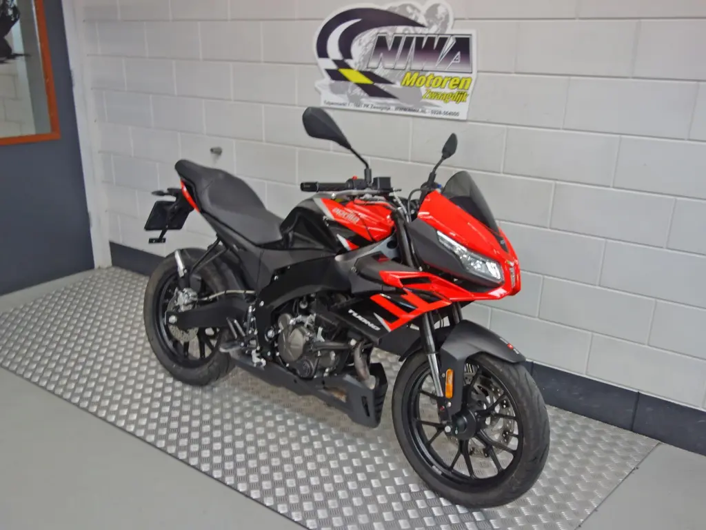 Gebruikte Aprilia Tuono 125 sport met 124cc motor uit 2025 bij NIWA Motoren