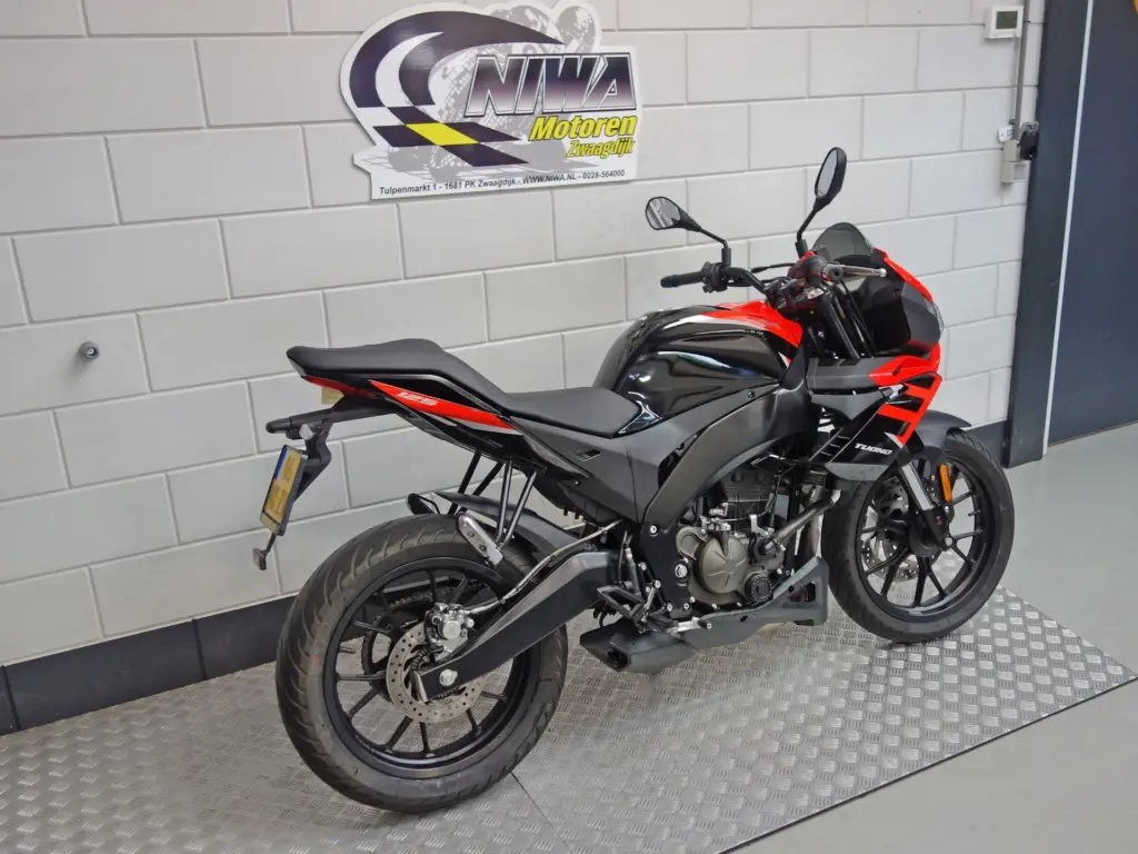 Gebruikte Aprilia Tuono 125 sport met 124cc motor uit 2025 bij NIWA Motoren