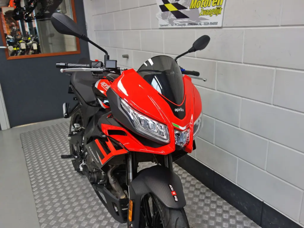 Gebruikte Aprilia Tuono 125 sport met 124cc motor uit 2025 bij NIWA Motoren