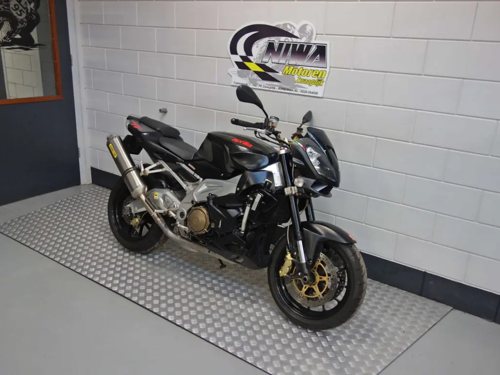 Gebruikte Aprilia Tuono naked bike met 998cc motor uit 2008 bij NIWA Motoren