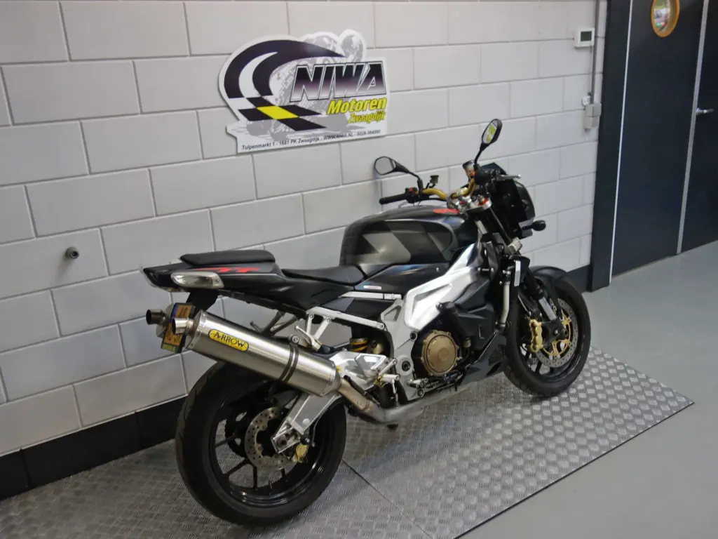 Gebruikte Aprilia Tuono naked bike met 998cc motor uit 2008 bij NIWA Motoren