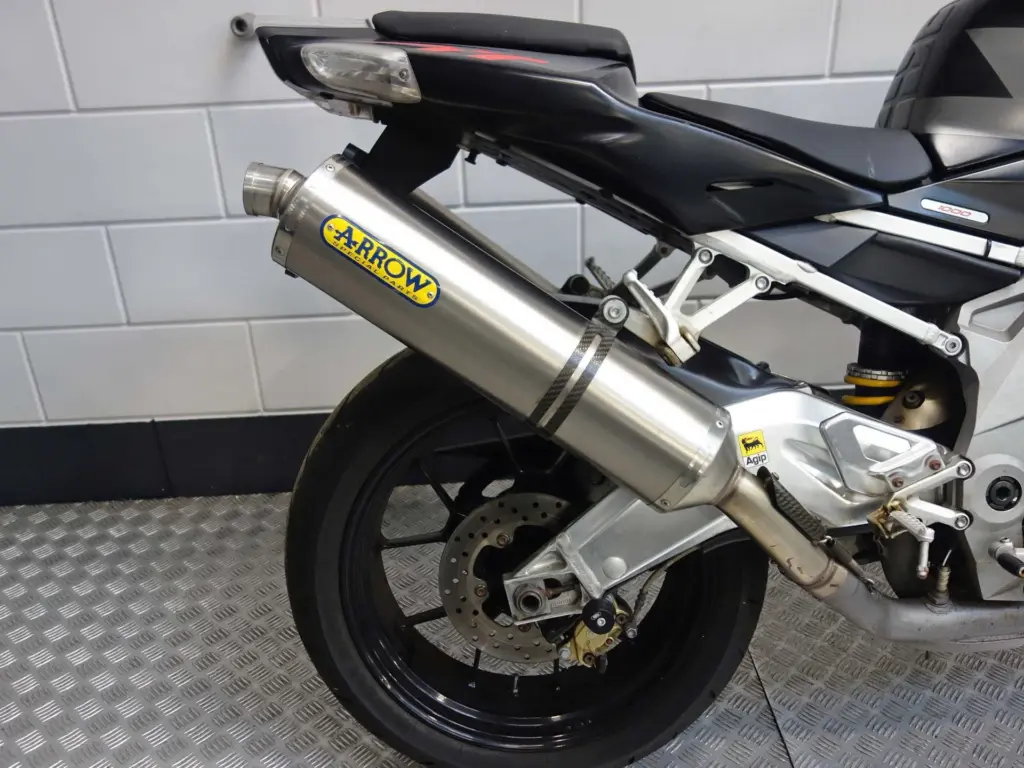 Gebruikte Aprilia Tuono naked bike met 998cc motor uit 2008 bij NIWA Motoren