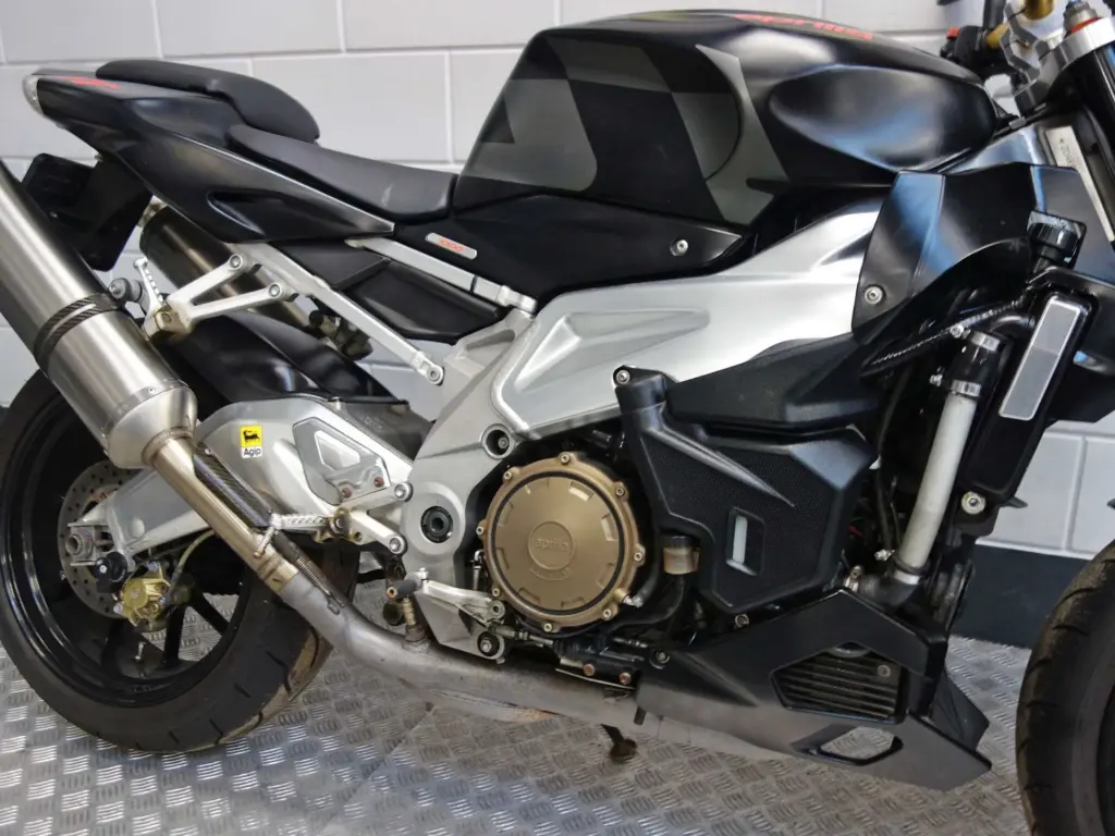 Gebruikte Aprilia Tuono naked bike met 998cc motor uit 2008 bij NIWA Motoren