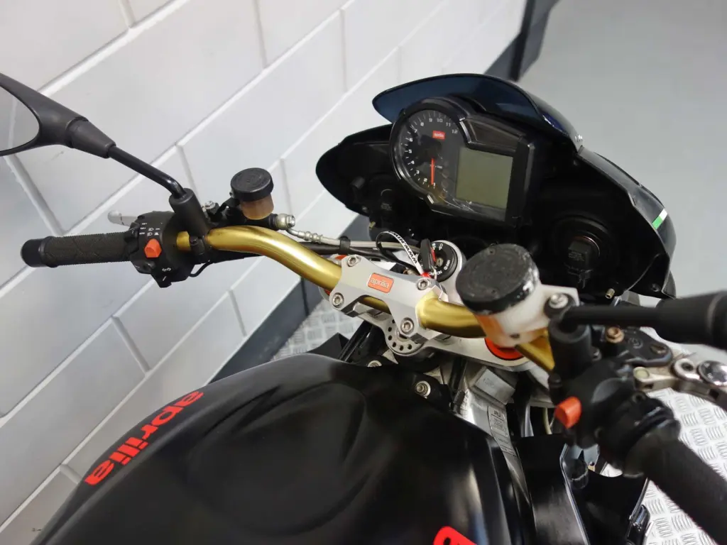 Gebruikte Aprilia Tuono naked bike met 998cc motor uit 2008 bij NIWA Motoren
