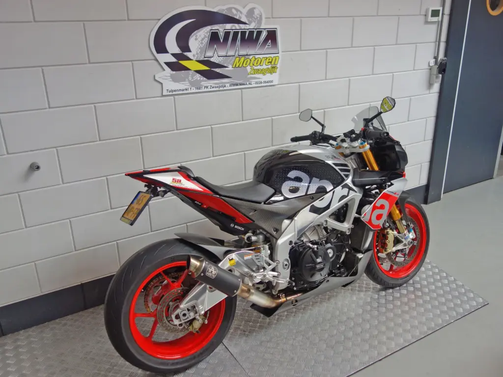Gebruikte Aprilia Tuono V4 naked bike met 1077cc motor uit 2016 bij NIWA Motoren