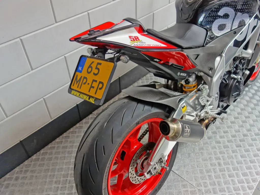 Gebruikte Aprilia Tuono V4 naked bike met 1077cc motor uit 2016 bij NIWA Motoren