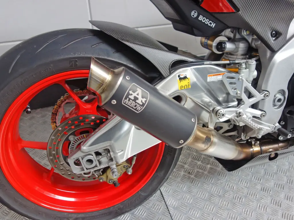 Gebruikte Aprilia Tuono V4 naked bike met 1077cc motor uit 2016 bij NIWA Motoren