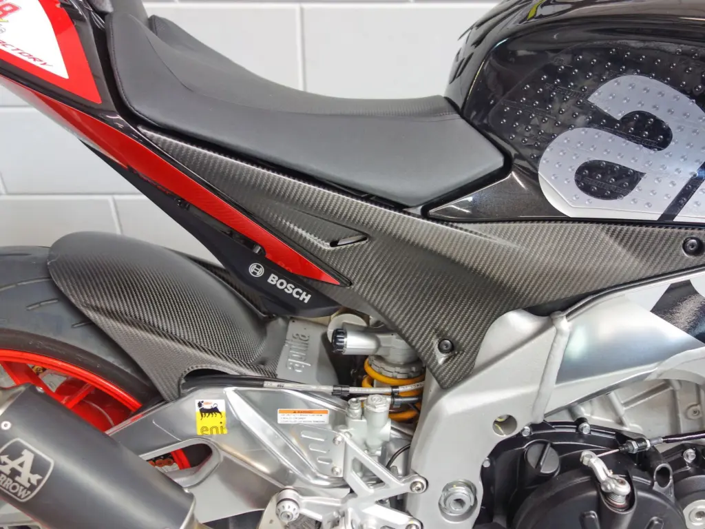 Gebruikte Aprilia Tuono V4 naked bike met 1077cc motor uit 2016 bij NIWA Motoren