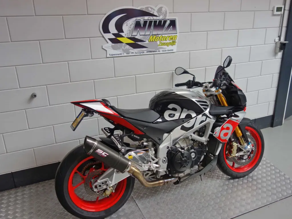 Gebruikte Aprilia Tuono V4 naked bike met 1077cc motor uit 2016 bij NIWA Motoren