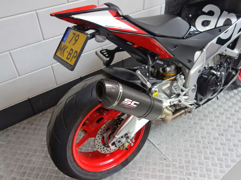 Gebruikte Aprilia Tuono V4 naked bike met 1077cc motor uit 2016 bij NIWA Motoren