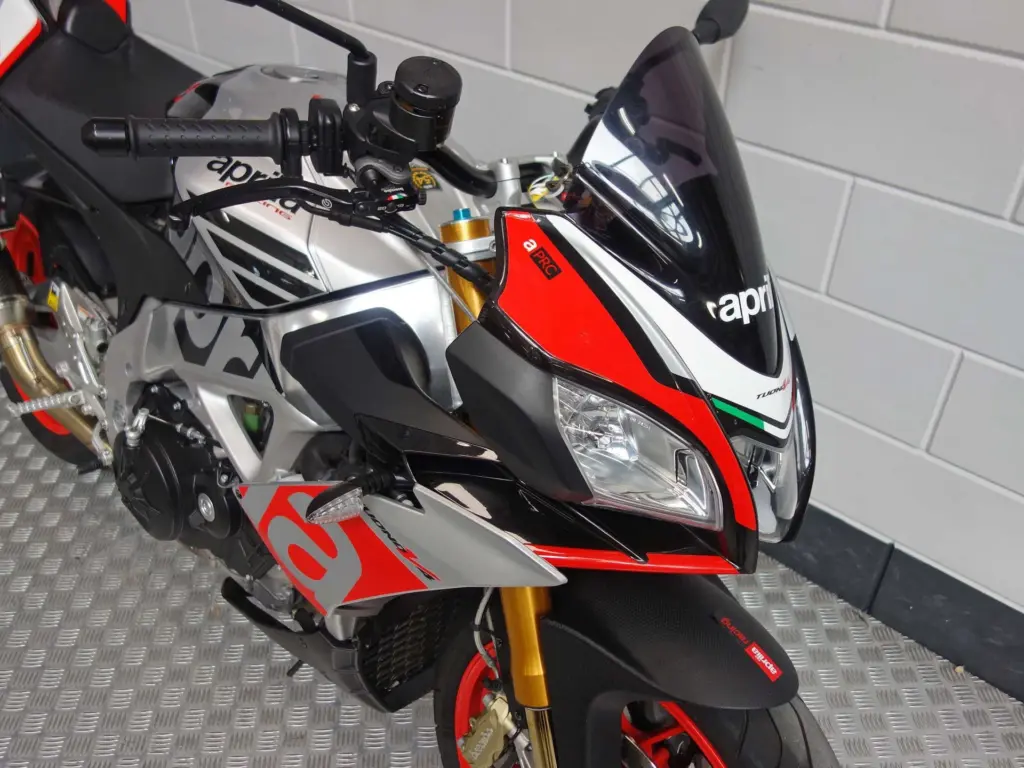 Gebruikte Aprilia Tuono V4 naked bike met 1077cc motor uit 2016 bij NIWA Motoren
