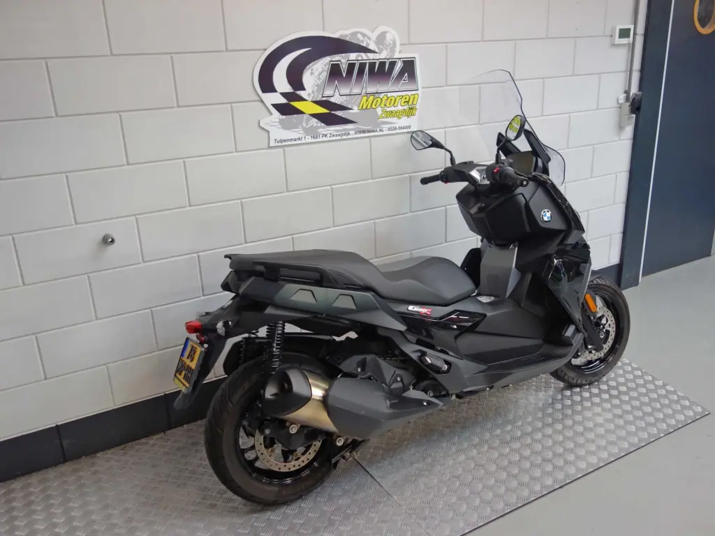 Gebruikte BMW C 400 X motorscooter met 350cc motor uit 2021 bij NIWA Motoren