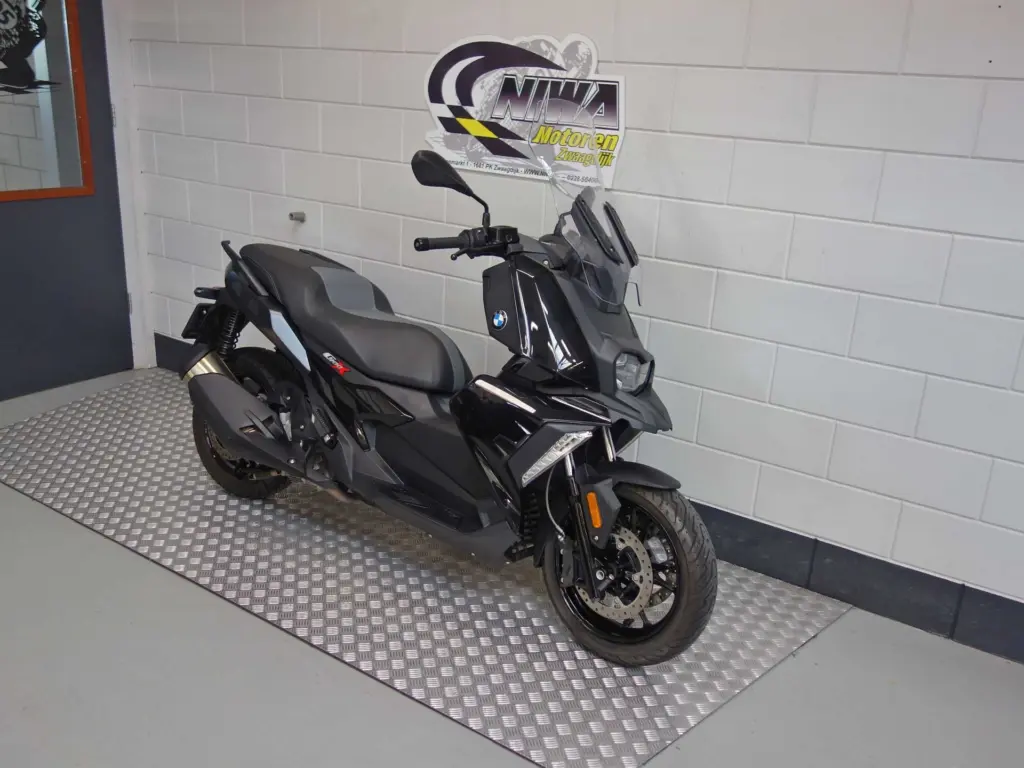 Gebruikte BMW C 400 X motorscooter met 350cc motor uit 2021 bij NIWA Motoren