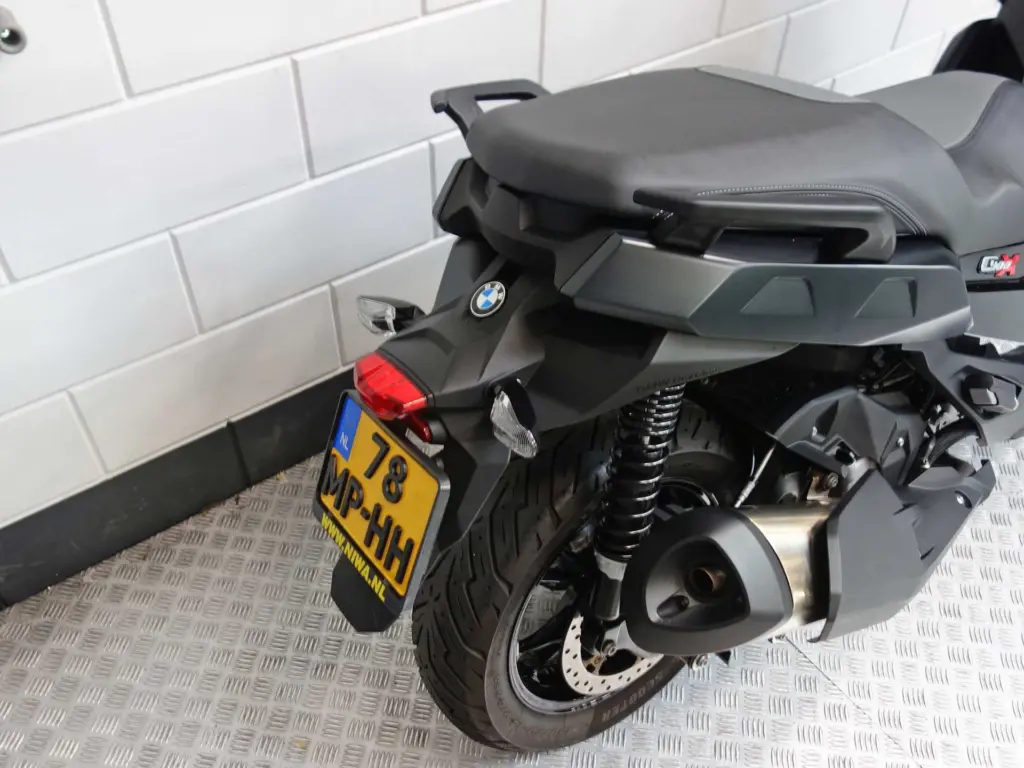 Gebruikte BMW C 400 X motorscooter met 350cc motor uit 2021 bij NIWA Motoren