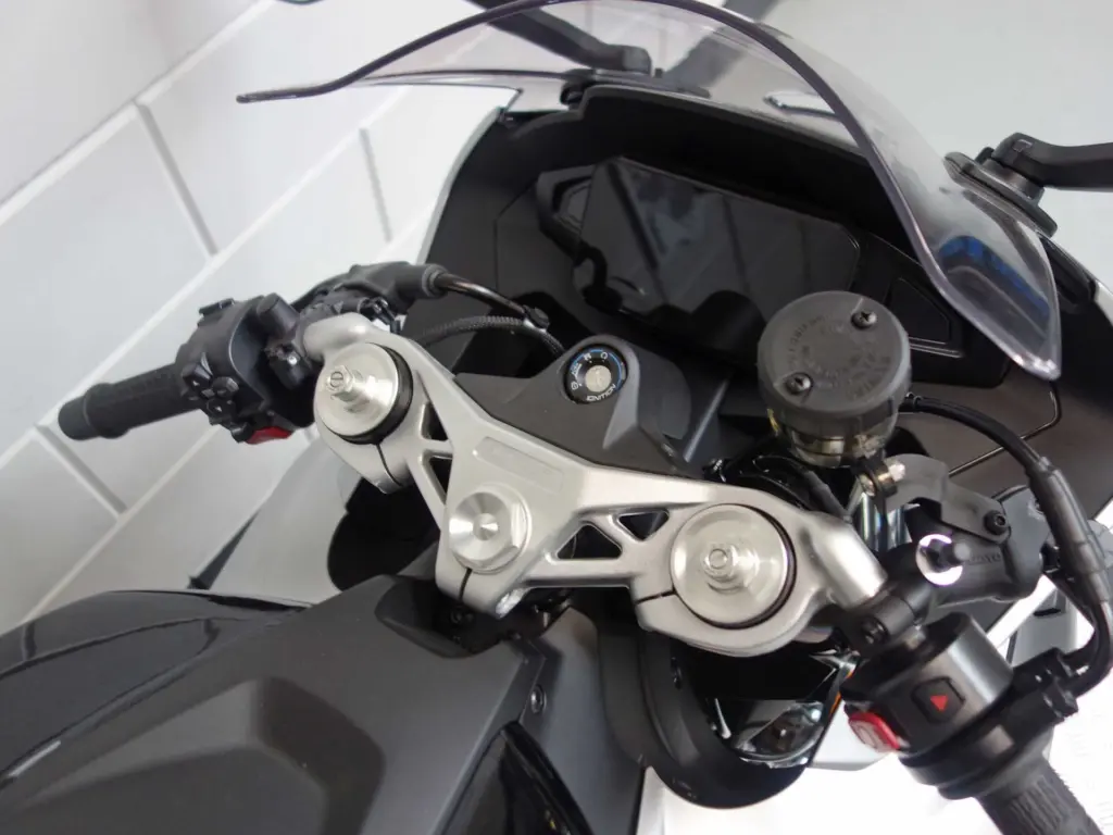 Nieuwe CFMOTO 675 SR supersport met cc motor uit 2026 bij NIWA Motoren