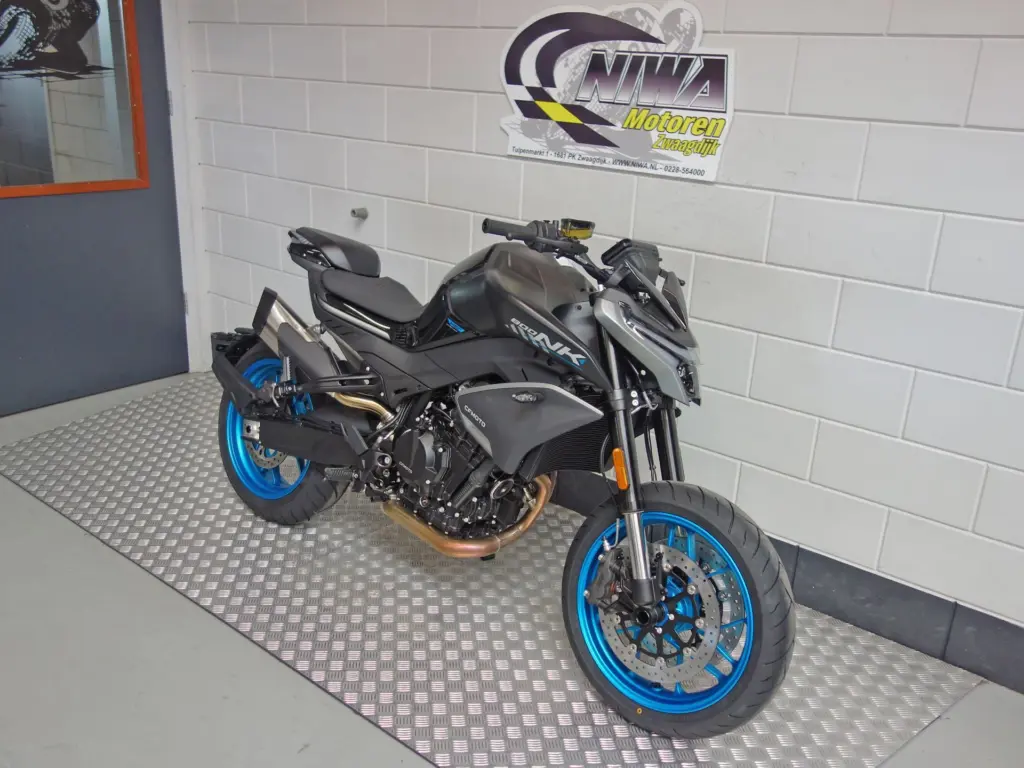 Nieuwe CFMOTO 800 NK naked bike met cc motor uit 2025 bij NIWA Motoren