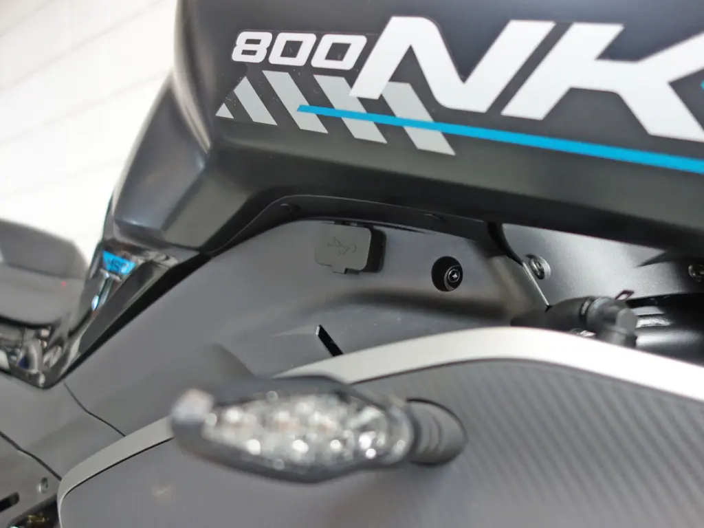 Nieuwe CFMOTO 800 NK naked bike met cc motor uit 2025 bij NIWA Motoren