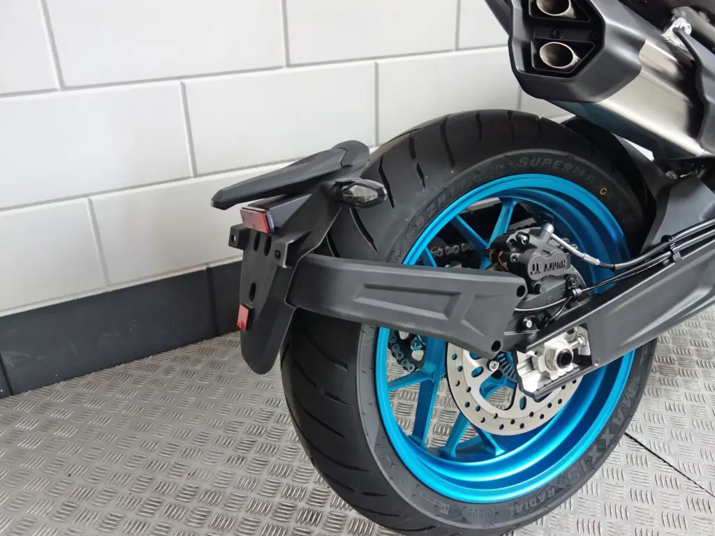 Nieuwe CFMOTO 800 NK naked bike met cc motor uit 2025 bij NIWA Motoren