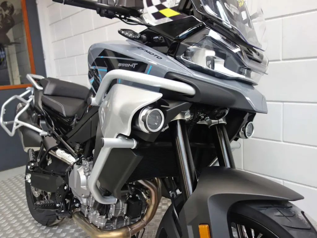 Nieuwe CFMOTO 800 MT tour met cc motor uit 2026 bij NIWA Motoren