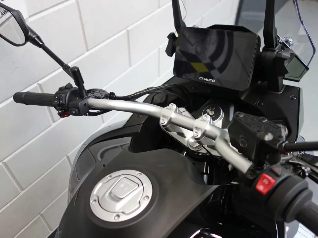 Nieuwe CFMOTO 800 MT tour met cc motor uit 2026 bij NIWA Motoren