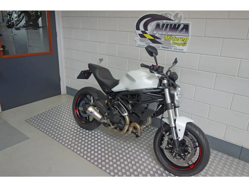 Gebruikte Ducati Monster naked bike met 803cc motor uit 2019 bij NIWA Motoren