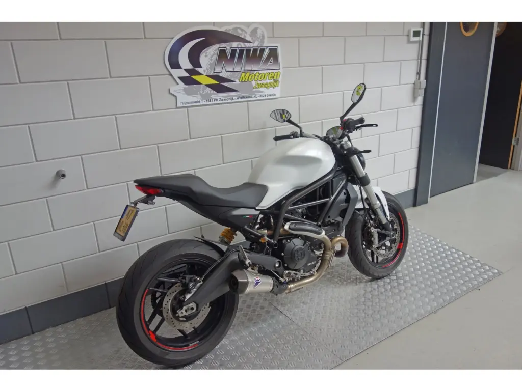 Gebruikte Ducati Monster naked bike met 803cc motor uit 2019 bij NIWA Motoren