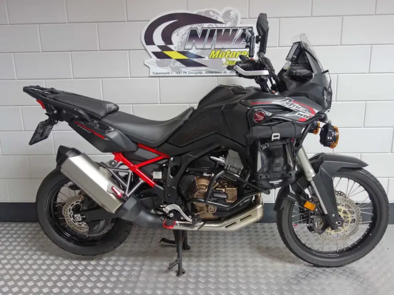 Gebruikte Honda NT 1100 tour met 1084cc motor uit 2022 bij NIWA Motoren