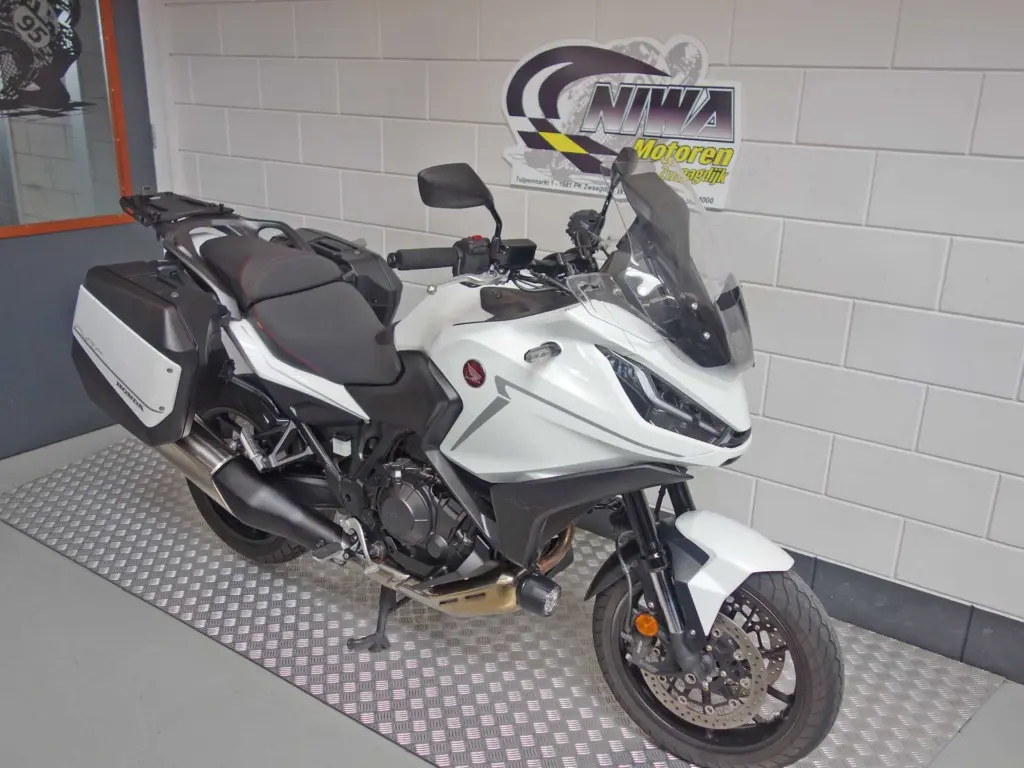 Gebruikte Honda NT 1100 tour met 1084cc motor uit 2022 bij NIWA Motoren