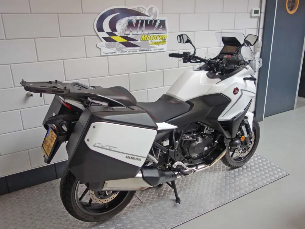 Gebruikte Honda NT 1100 tour met 1084cc motor uit 2022 bij NIWA Motoren
