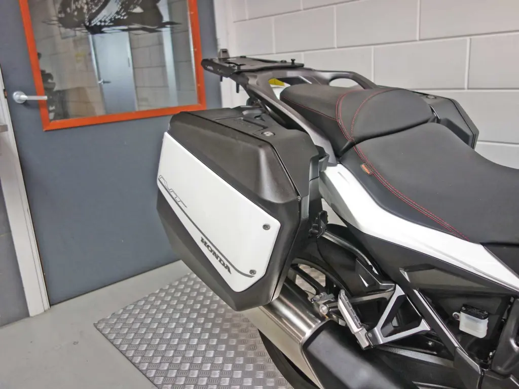 Gebruikte Honda NT 1100 tour met 1084cc motor uit 2022 bij NIWA Motoren