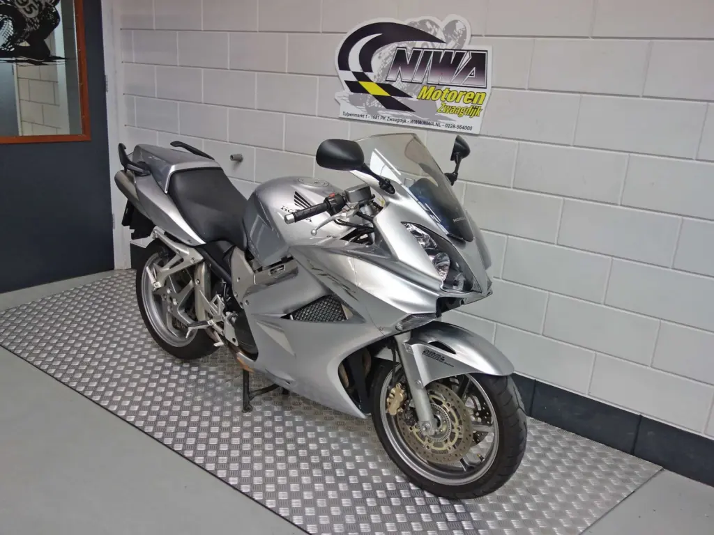 Gebruikte Honda VFR 800 sport met 782cc motor uit 2006 bij NIWA Motoren
