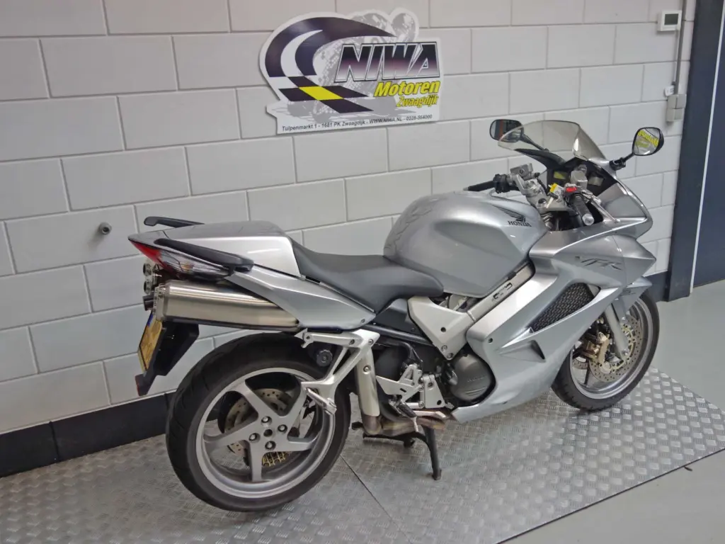 Gebruikte Honda VFR 800 sport met 782cc motor uit 2006 bij NIWA Motoren