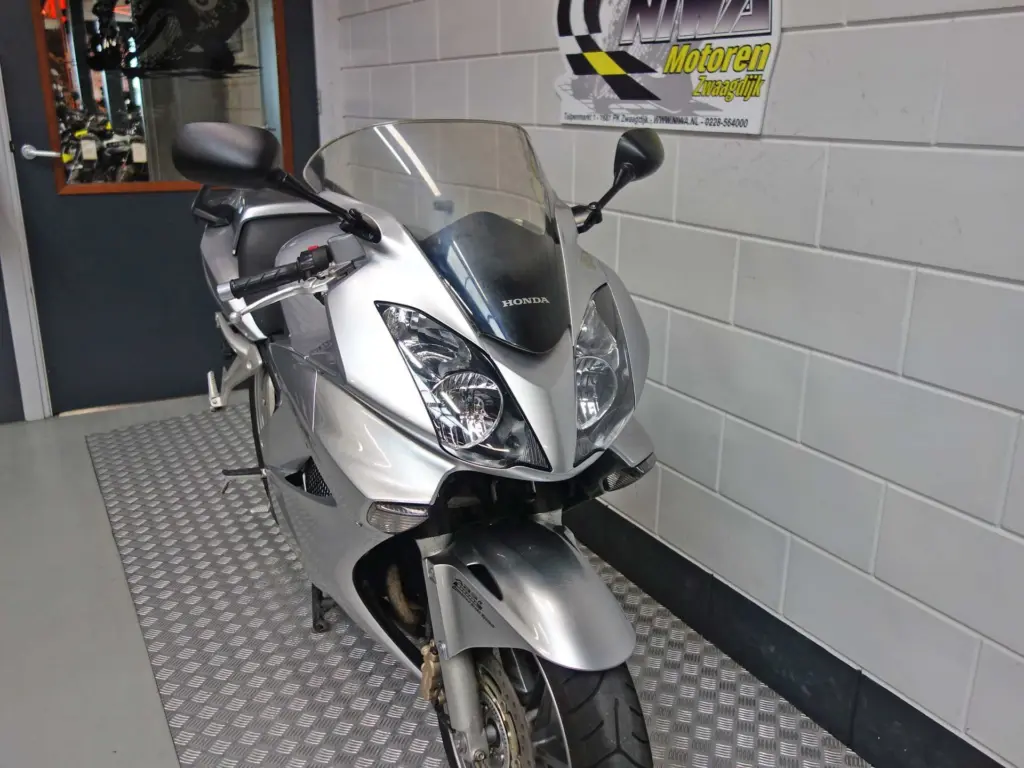 Gebruikte Honda VFR 800 sport met 782cc motor uit 2006 bij NIWA Motoren