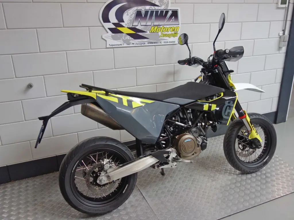 Gebruikte Husqvarna 701 Enduro supermotard met 693cc motor uit 2023 bij NIWA Motoren