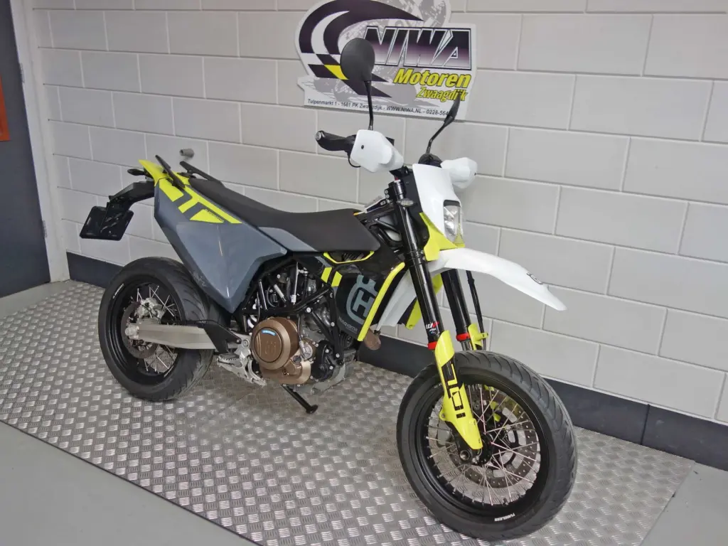 Gebruikte Husqvarna 701 Enduro supermotard met 693cc motor uit 2023 bij NIWA Motoren