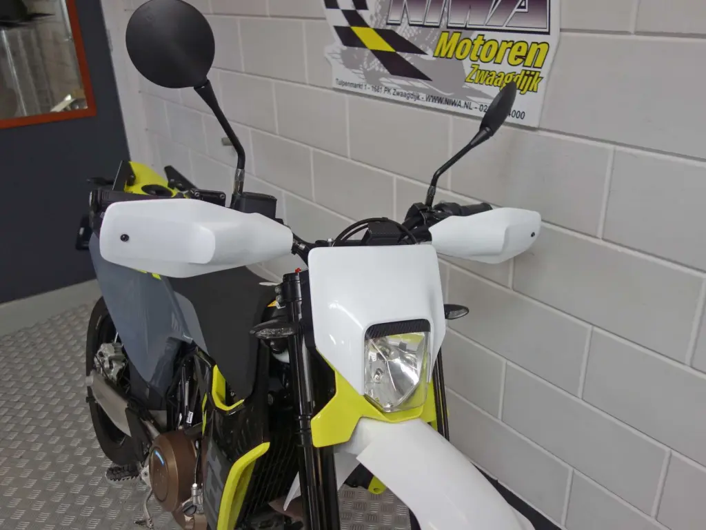 Gebruikte Husqvarna 701 Enduro supermotard met 693cc motor uit 2023 bij NIWA Motoren