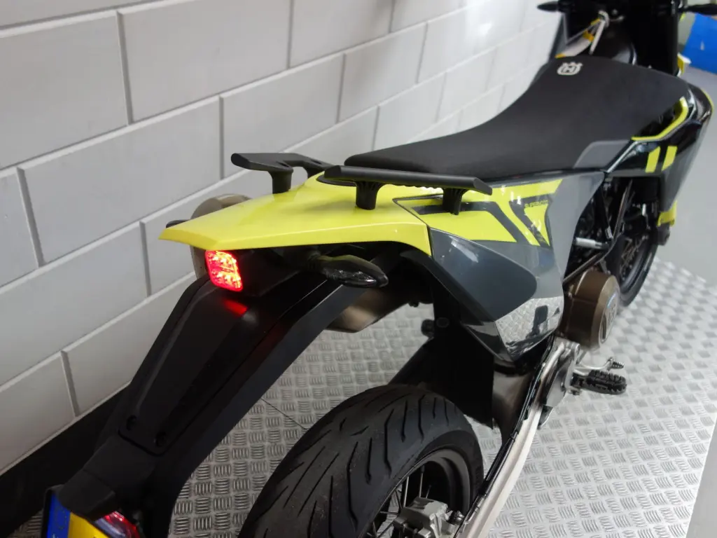 Gebruikte Husqvarna 701 Enduro supermotard met 693cc motor uit 2023 bij NIWA Motoren