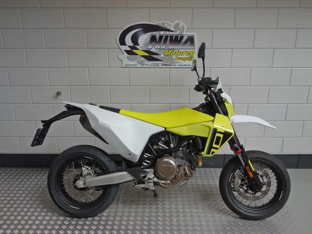 Nieuwe Husqvarna 701 Supermoto supermotard met 693cc motor uit 2025 bij NIWA Motoren