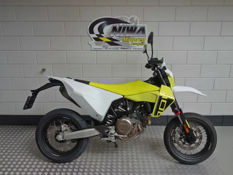 Gebruikte Husqvarna 701 Enduro supermotard met 693cc motor uit 2023 bij NIWA Motoren