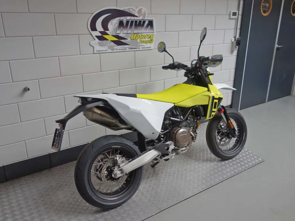 Nieuwe Husqvarna 701 Supermoto supermotard met 693cc motor uit 2025 bij NIWA Motoren