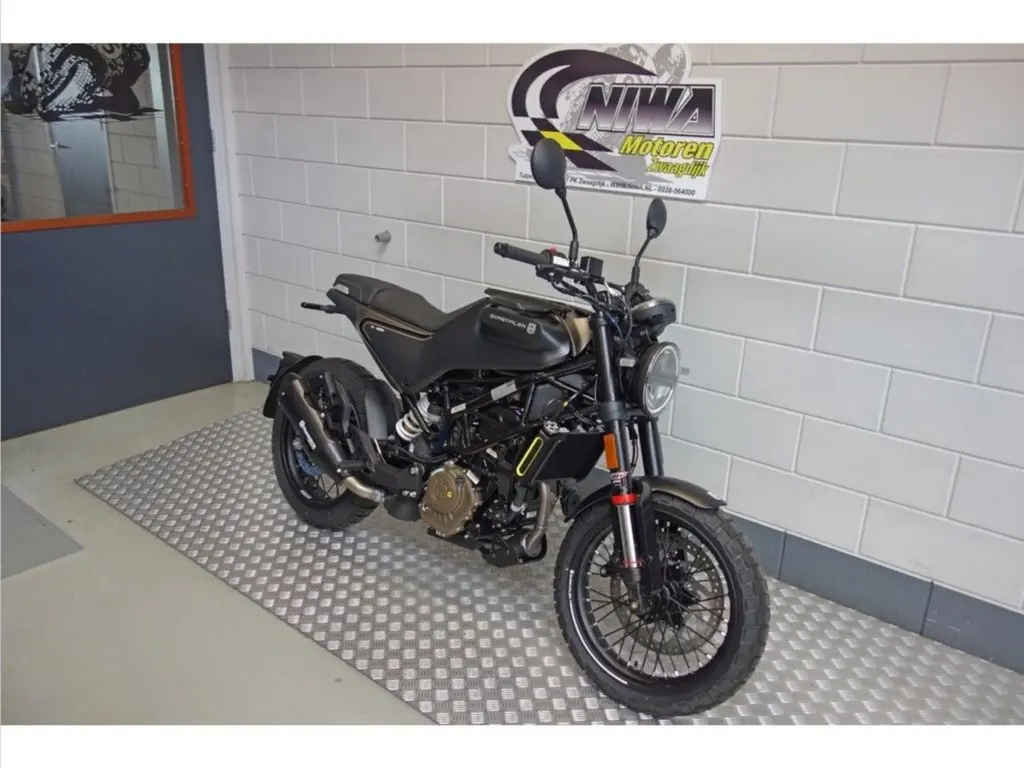 Gebruikte Husqvarna Svartpilen naked bike met 125cc motor uit 2025 bij NIWA Motoren