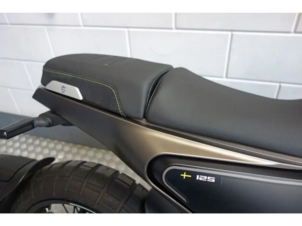Gebruikte Husqvarna Svartpilen naked bike met 125cc motor uit 2025 bij NIWA Motoren