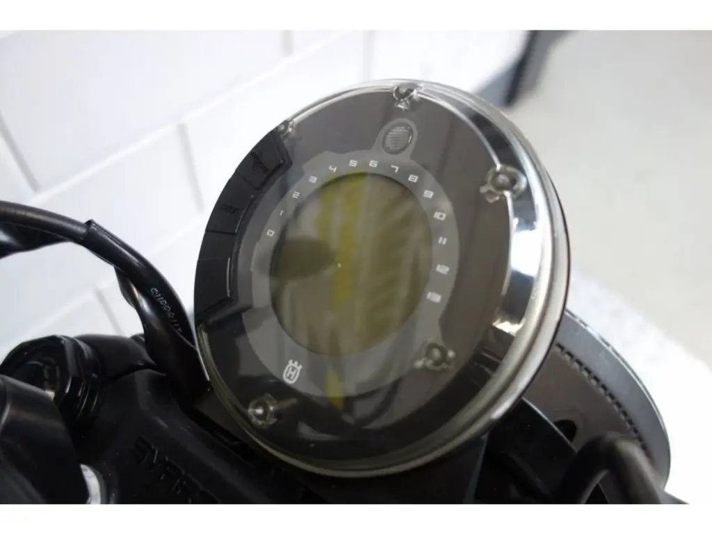Gebruikte Husqvarna Svartpilen naked bike met 125cc motor uit 2025 bij NIWA Motoren