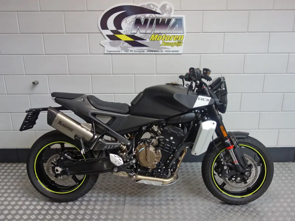 Nieuwe Husqvarna Svartpilen naked bike met 799cc motor uit 2025 bij NIWA Motoren